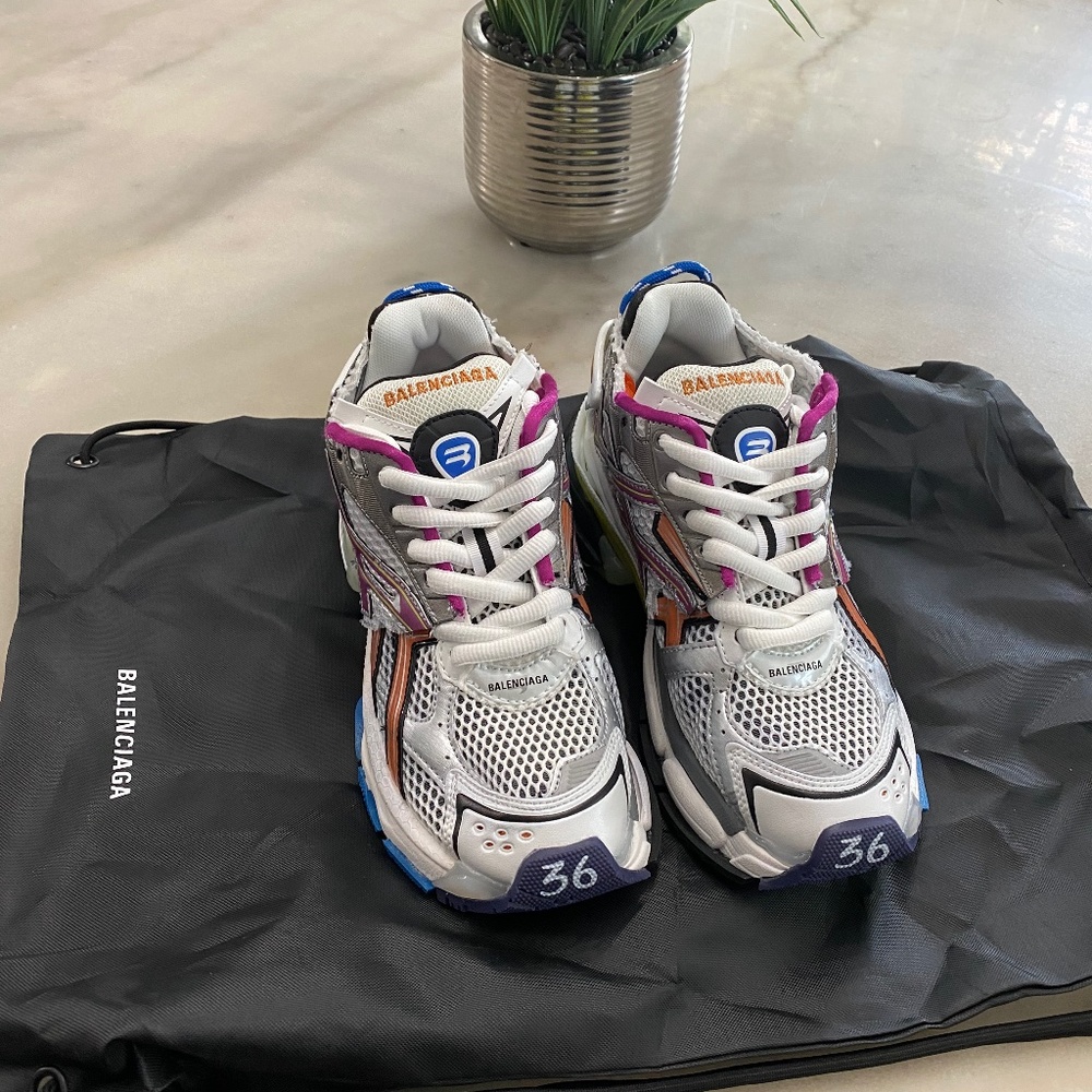 Runner shoes